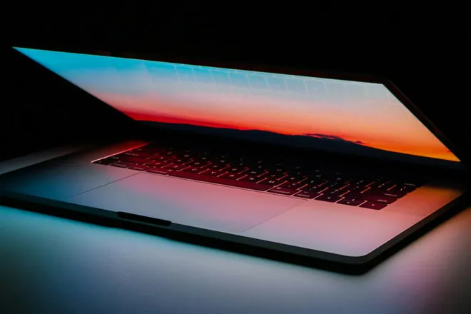 ノートパソコンで打合せ