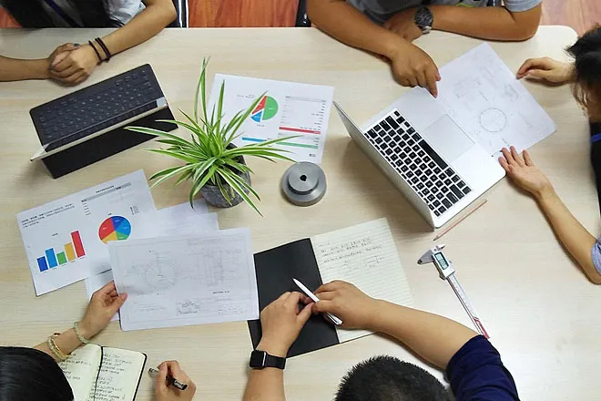 ノートパソコンで打合せ