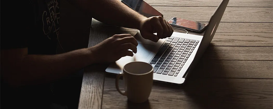 ノートパソコンの前で悩む