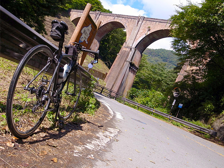 めがね橋の前でロードバイクをパシャリ