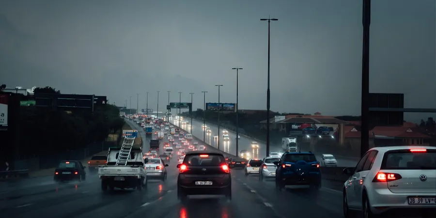 雨の高速道路